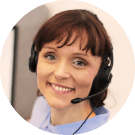 Natural Pharmaceuticals ProMan Plus Moteris su mikrofonu ir ausinėmis, pasiruošusi teikti klientų aptarnavimo pagalbą nuotoliniu būdu.